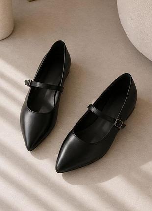 Чорні трендові туфлі - балетки з гострим носом