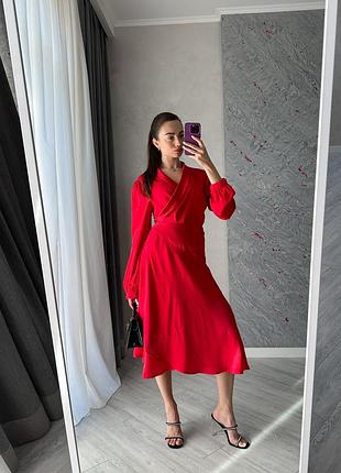 Червона сатинова сукня