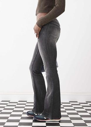 Нові джинси кльош з ефектом потертості сірі flared jeans eur 42