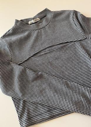 Кофта з відкритим вирізом