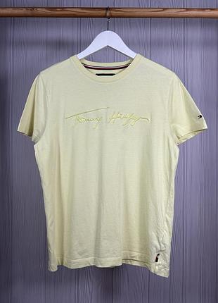 Tommy hilfiger big embroidered logo футболка з гарним дизайном розмір м