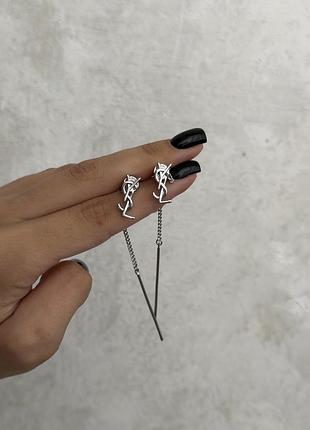 Маленькі сережки срібного кольору з цепочкою бренду ysl