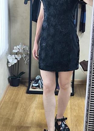 Черное платье river island с короткими рукавами и фактурным объемным узором из тканных роз