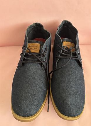 Чоловічі денім-черевики levi's sonoma denim chukka boots у темно-синьому кольорі.