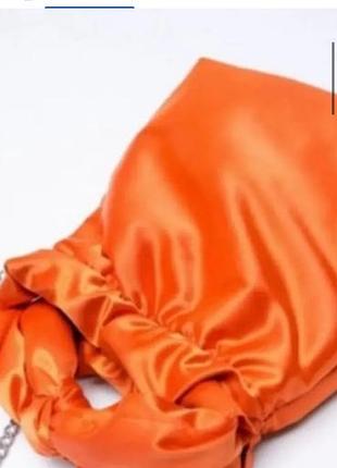 Клатч zara насиченого помаранчевого кольору із сатиновим ефектом. має ручку та довгий ланцюжок — можна носити в руці або через плече. розмір єдиний.