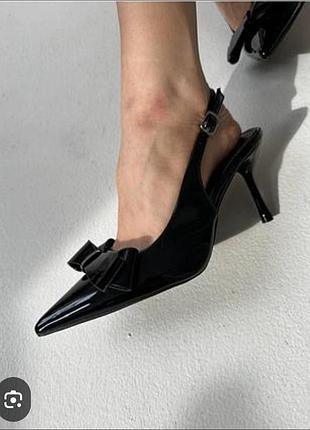 Черные лаковые остроносые туфли zara