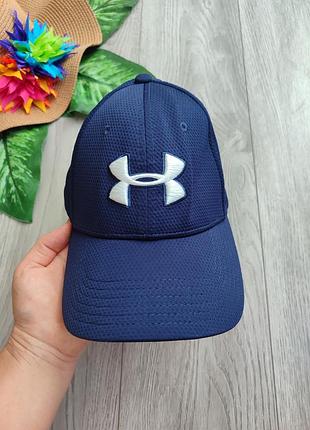 Синяя бейсболка under armour blitzing с вышитым белым логотипом и дышащей текстурной тканью размер m/l