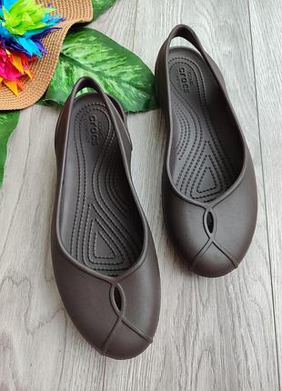 Жіночі балетки crocs olivia ii flat розмір w10 (40) темно-коричневого кольору із фірмового легкого матеріалу croslite™.