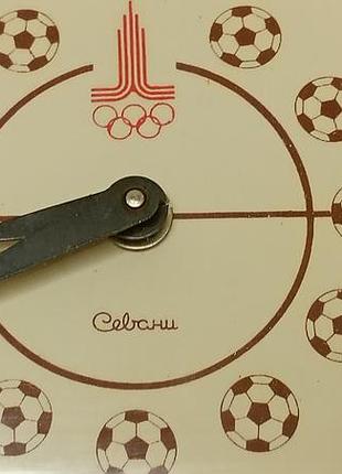 Винтаж механический будильник севаны олимпиада 1980 футбол срс. интажный механческий будильник севани омпада 80