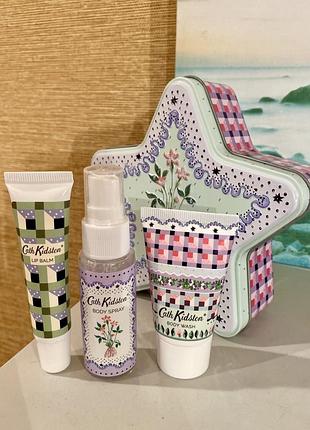 🇬🇧 cath kidston та heathcote & ivory казковий подарунковий набір у металевій коробці: парф міст для тіла, бальзам для губ, гель для душа новинка