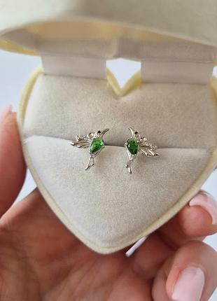Серебряные сережки гвоздики на закрутках птички с зелеными камнями серебро 925 пробы родированное 5000134р 1.6