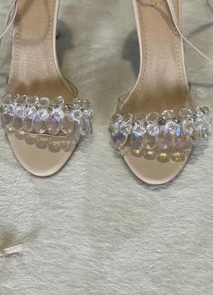 Босоножки на каблуке телесного цвета с камнями4 фото