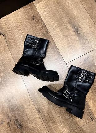 Женские кожаные байкерские ботинки zara