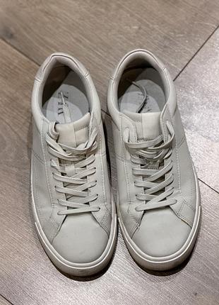 Базові чоловічі білі кеди zara з лаконічним мінімалістичним дизайном