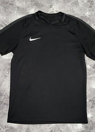 Чоловіча спортивна футболка nike dri-fit