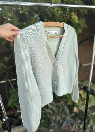 Кардиган zara м'ятного кольору на великих ґудзиках