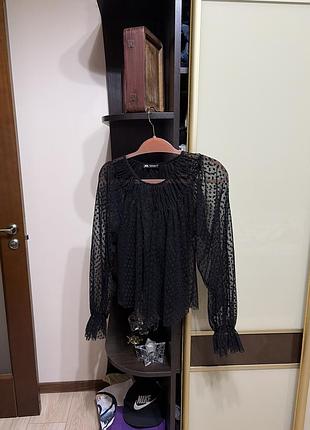 Черная полупрозрачная блуза zara из ткани в мелкий горошек с присборенным круглым вырезом и оборками на манжетах.