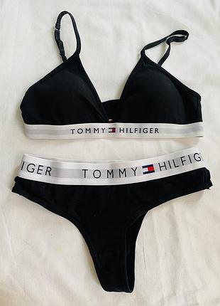Комплект tommy hilfiger томи хилфигер 44 s лифчик и трусы стринги черный везде лого