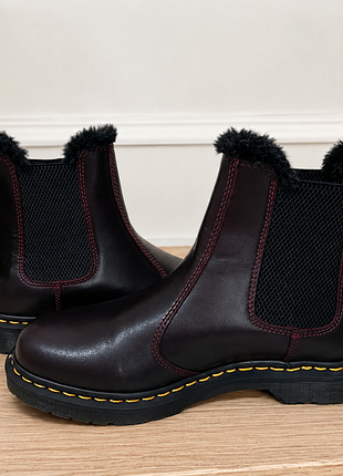 Новые кожаные зимние челси dr. martens темно-коричневого цвета. ортопедическая модель, удобная и практичная для ежедневной носки.