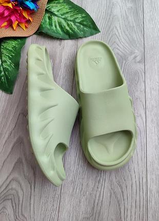 Оливковые шлепанцы adidas yeezy slide в расцветке resin с характерной ребристой подошвой-«пилой размер 40»