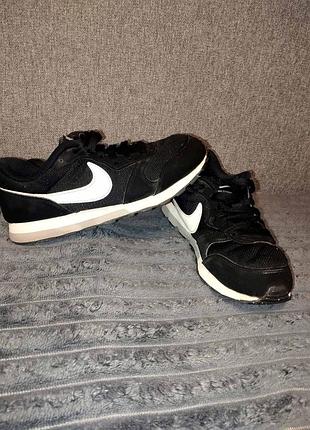 Кроссовки бренда nike