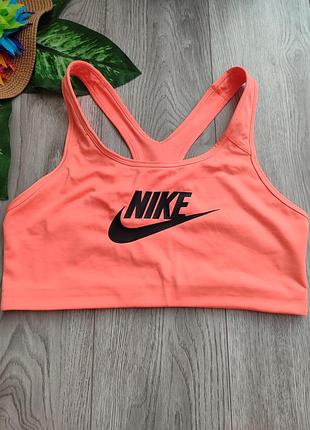 Спортивний топ nike swoosh яскраво-рожевого або корал-рожевого кольору з великим чорним логотипом на грудях та класичною спинкою-борцівкою розмір l