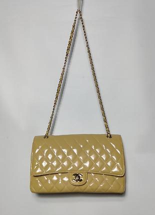Женская сумка chanel cream quilted peatent leather jumbo classic double flap bag жеncкая шанельзьз двойным клапаном бежевого
 цвета из лакированной кожи