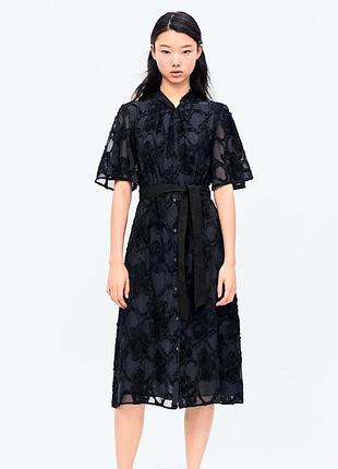 Zara элегантное платье -миди темно-синего цвета с черным объемным цветочным орнаментом (фактурный, «обожженный» эффект с бахромой по краям узора)