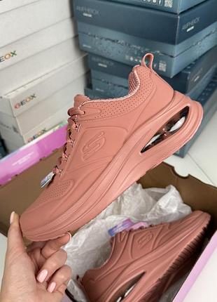 Чудові комфортні кросівки skechers meta