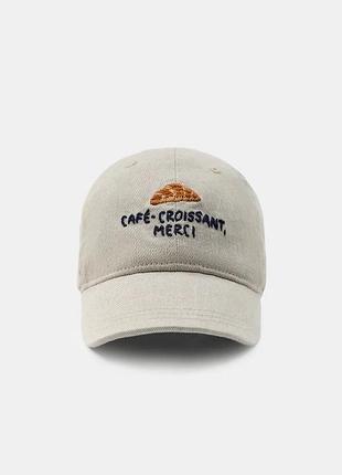 Твиловая бейсболка с вышивкой croissant