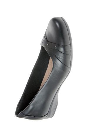 Нові шкіряні туфлі серії комфорт відомог англійського бренду clarks.