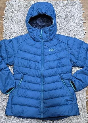 Шикарна пухова куртка arc'teryx небесно-блакитного кольору