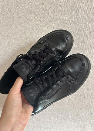 Розпродаж шкіряні кросівки adidas на вузьку та середню ніжку