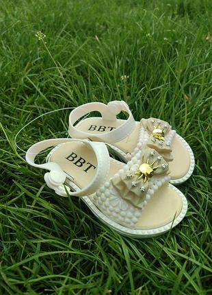 Босоножки для девочки цвет белый