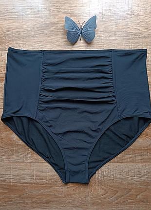Чорний низ купальника ( приховує недоліки живота)