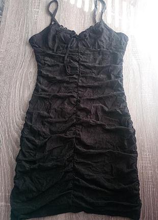 Короткое черное платье