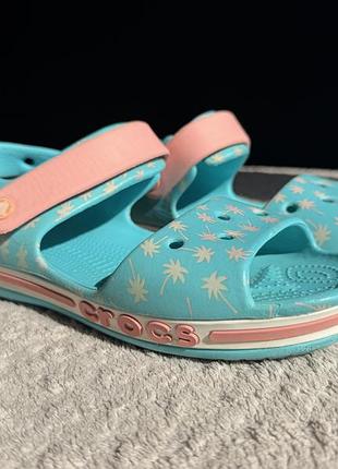 Босоніжки та сандалі для дітей crocs j3, блакитні з рожевим, розмір 34-35