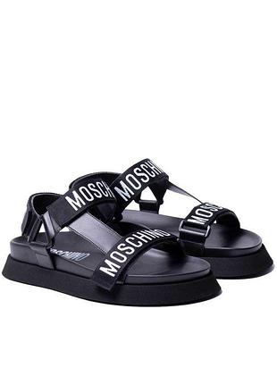 Сандалії moschino на масивній підошві з контрастними текстильними ремінцями, прикрашеними білим логотипом бренду