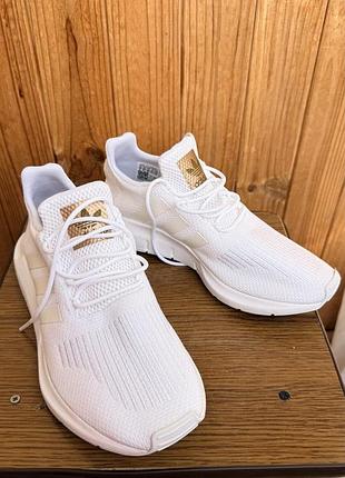Кросівки 39 розмір 1500 грн