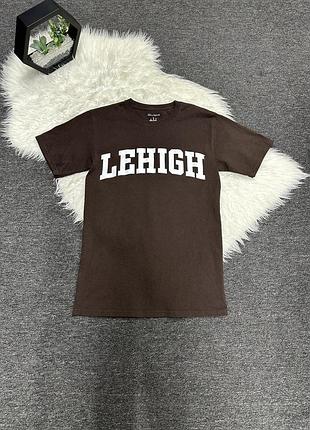 Коричнева футболка champion з написом «lehigh» та білим арочним принтом університету ліхай (lehigh mountain hawks).