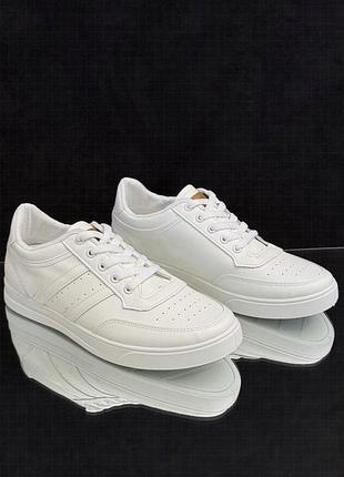 Чоловічі кросівки зі штучної шкіри — на шнурках