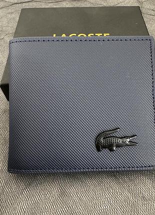 Чоловічий гаманець lacoste синього кольору — стильний біфолд з текстурою saffiano