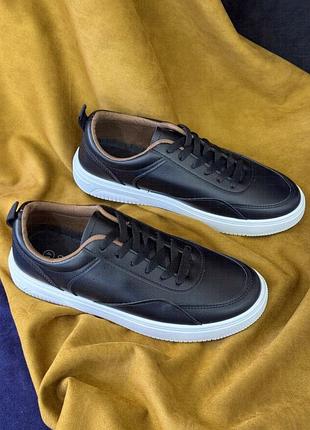 Чоловічі кросівки зі штучної шкіри — на шнурівці