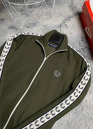Хаки олимпийка fred perry на лампасах мужская м размер