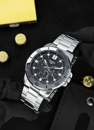 Чоловічий наручний годинник casio mtp-vd300d-1e сріблястий з чорним циферблатом