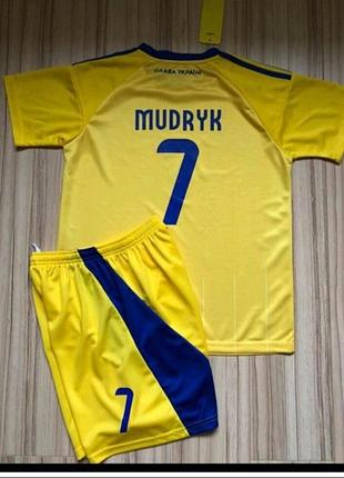 Футбольна форма для дітей