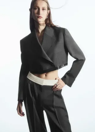 Блейзер жіночий cos deconstructed cropped wool blazer / 34