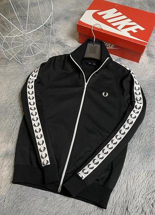 Черная олимпийка из недавних коллекций fred perry на лампасах м размер
