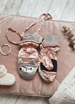 Детские зимние перчатки baby club с изображением мордочки серого котика.