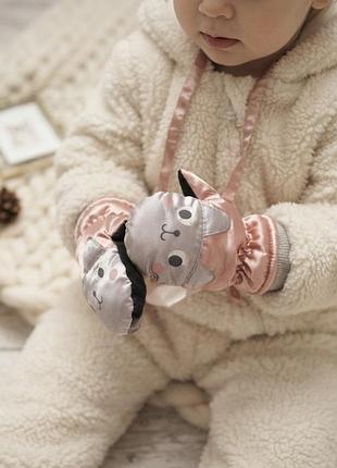 Детские зимние перчатки baby club с изображением мордочки серого котика.
